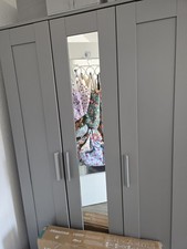 Ikea-Kleiderschrank, graue