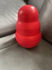 Kong Wobbler interaktives Hunde Spielzeug zur Leckerli Aufnahme
