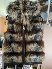 PELZWESTE MIT KAPUTZE