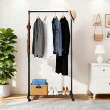 Kleiderständer auf Rollen