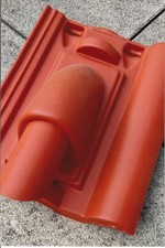 Spezialdachziegel für Solarmonteure (Solardurchgangspfanne DN 50/70 rot)