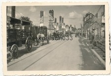 Foto Gefechtswagen der Wehrmacht vor Ruinen einer ESSO Tankstelle in Frankreich