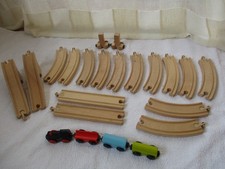 Holzeisenbahn (Ikea?) 1 Zug, 12 krumme, 2 gerade Schienen, zweiteilige Brücke