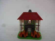 Miniatur Haus " Gasthaus mit zwei Bänke - 35 mm groß