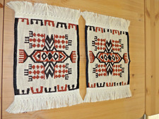 12) OMAS WÄSCHESCHRANK  2 X TISCHTEPPICH  TISCHLÄUFER  FRANSEN  45 X 28 cm