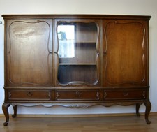 Antiker Schrank mit Vitrine