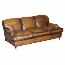 ATEMBERAUBENDES VINTAGE KOMPLETT RESTAURIERTES HANDGEFÄRBTES BRAUNES LEDER HOWARDS & SON STIL SOFA