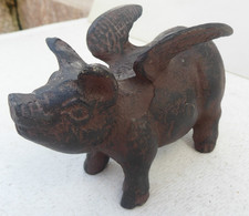 Schwein Eisen Gusseisen Glücksschweinchen mit Flügeln  "Pig-Asus" (wohl 19. Jh.)