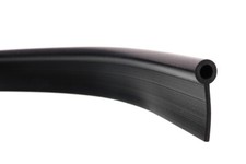 Gummikeder zwischen Knieblech