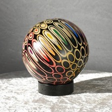 Kugel aus Bambus Trinkhalmen und Farbstiften mit schwarzem Epoxidharz