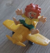 Pumuckl Figur im Flugzeug , Gelbes Flugzeug, von Bully, Handbemalt