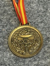 Medaille Olympia / Olympiade mit rot - gelbem Band
