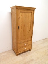 schöner Hochschrank in