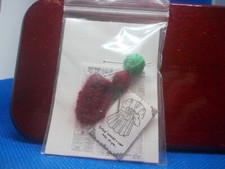 EIN KLEINES STÜCK STRICK, EIN KLEIDMUSTER UND ZEITUNG FÜR EINE PUPPENSTUBE NR.5