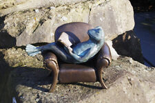 Bronzefigur lesender Frosch im