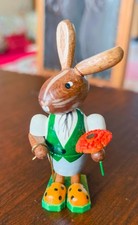 Osterhase mit Wanderstock und