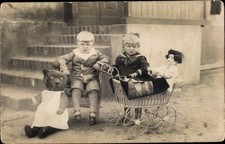 Foto Ak Junge und Mädchen mit Teddy und Puppe im Puppenwagen - 4086092