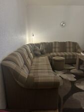 Eckcouch in Braun-Beige Muster und Schlaffunktion, Couchtisch ,Hocker