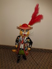 Toms drag Company Skulptur