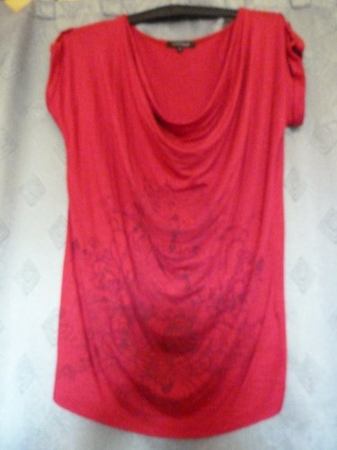 Weinrotes shirt mit aufruck - mit,