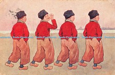 R466069 Vier Herren in Hüten