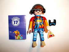 Playmobil,TEEN PLAYING VIDEO