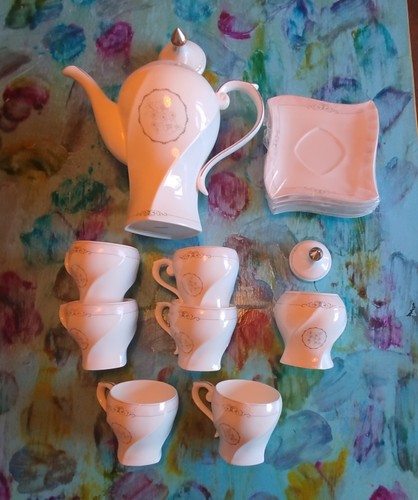 Hier ein kaffeegeschirr von - hier,
