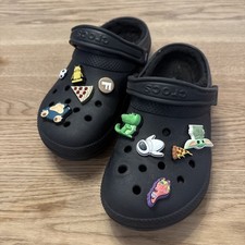 Schwarze Dual Comfort Crocs mit 10 Jibbitz Gr. 38-40 Kinder guter Zustand