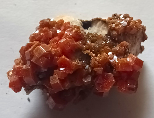 Vanadinit auf weißen baryt - vanadinit,