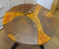 Designechtholz-Tisch mit effektvollen Vergussbereich mit farbigem Epoxidharz