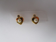 KLEINE OHRCLIPS  GOLDFARBEN HERZ MIT PERLE CA. 1,6 x 0,6