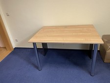 Schöner stab. Schreibtisch 120x85x75 zu verk. (30 EUR). Als Esstisch verwendbar.