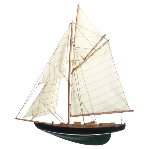 Halbrumpf-Segelyacht