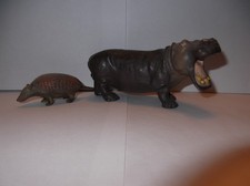 Elastolin Hausser - 2 Masse Tiere - Nilpferd und Gürteltier, 1960er / 70er Jahre