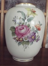 Vase Augarten Wien Austria  mit Blumendekor   H ca. 18,5 cm  1. Wahl