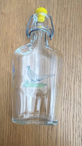 Alte glasflasche mit fasan - mit,