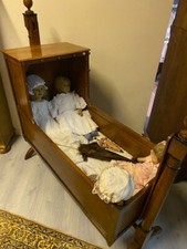 Antike Babywiege aus der Biedermeierzeit Kirschholz Schellack poliert