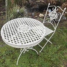 Alte Gartenmöbel Metalltisch