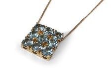 Anhänger mit Kette Blautopase insg. ca. 8,0 Karat 750 Gelbgold [BRORS 18669]