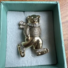 Süße Pierre Lang Knopfbrosche Pin Bär mit Schlittschuh Weihnachten