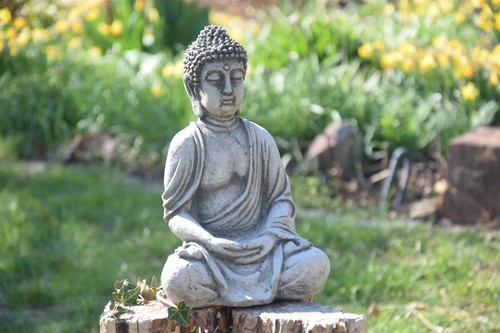 Buddha sitzend statue - statue, grau