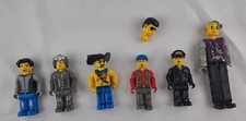 5 große und eine sehr große Lego-Figur