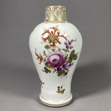 Vase mit Blumenmalerei und