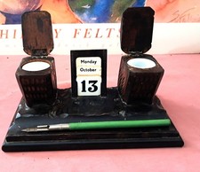 Rustikaler Chip geschnitzter Stift und Tintenständer mit ewigem Kalender und Dip Pen