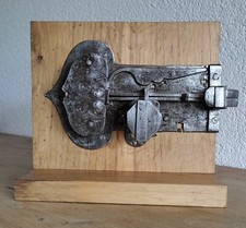 Antikes schönes Schloss  17.Jhd Barock mit Schlüssel auf dekorativer Eichenstele