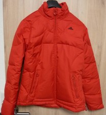 Rote sportliche Daunenjacke