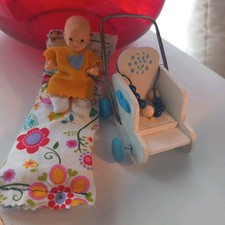 Puppenwagen für Puppenstube bzw Puppenhaus, Püppchen im Steckkissen, + Zubehör