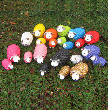 Lustige bunte Schafe farbige Woll Schaf Figur Deko farbig bunt Garten