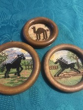 3 alte Stickbilder 2 Pferde und 1 x Dromedar, ca. 8, 9,5 und 11 cm Durchmesser