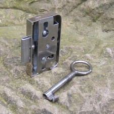 altes Aufsatzschloss Dornmaß 15mm Schrankschloss 34,5x59x9mm Möbelschloss